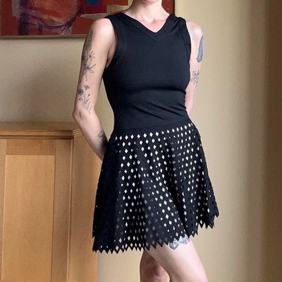 Black Geometric Dress - Picture 4 of 7